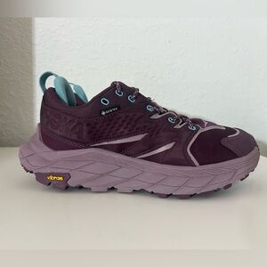 Women’s Hoka One One Anacapa Low GTX in Grape Wine/Elderberry Colorway Size 7
